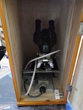 Microscopio binoculare vintage , funzionante, con custodia in legno