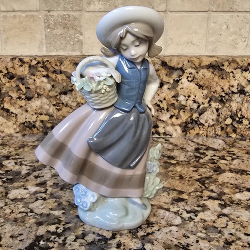 Lladro sweet scent 5221 - 'sweet, scent'