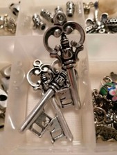 Kit perline colorate, attrezzi, laccetti e ciondoli