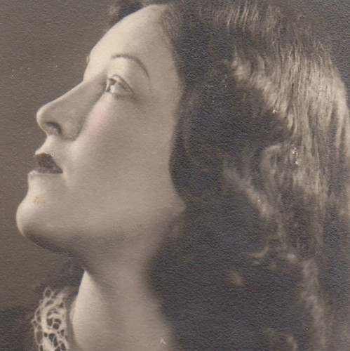 Profilo giovane donna che - di,