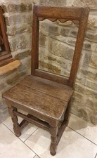 Antico sgabello con schienale