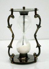 Antico orologio a clessidra in