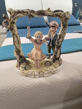 Scultura Capodimonte originale con marchio "N" – scena altalena, movimento