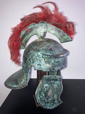 Una copia dipinta in terracotta di un'armatura elmetto romano in bronzo