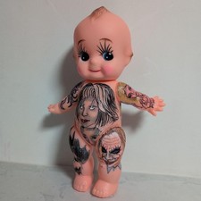 Bambola Kewpie tatuata circa