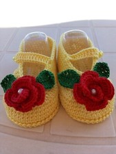 Scarpine Mary Jane neonato a uncinetto in puro cotone giallo con rose