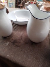 N.2 Caraffe In Ferro Smaltate Bianco Con Filo Blu E Tre Catini Varie Dimensioni