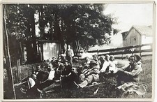 Vecchia foto d'epoca. Gruppo di persone a riposo. Fotografia armadio