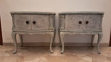 Coppia di comodini stile barocco in patina bianca. Dimensioni: 65×60 cm base...