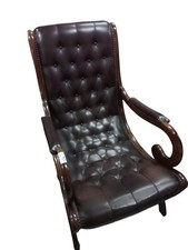 Poltrona vintage in legno e similpelle capitonné