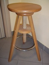 Sgabello in legno regolabile