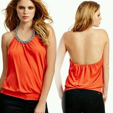 Top nuovo con etichette Guess