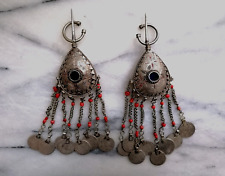 SPETTACOLARE ANTICA COPPIA DI FIBULE BERBERE TIZERZAI CON MONETE A PENDAGLI.