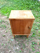 COMODINO DEGLI ANNI 50 IMPIALLACCIATO CON PIEDI CONICI DI BUON GUSTO.