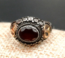 ANELLO MID CENTURY LAVORAZIONE CON PIETRA GRANATO INCASTONATA