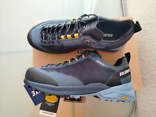 Scarpe trekking e approach