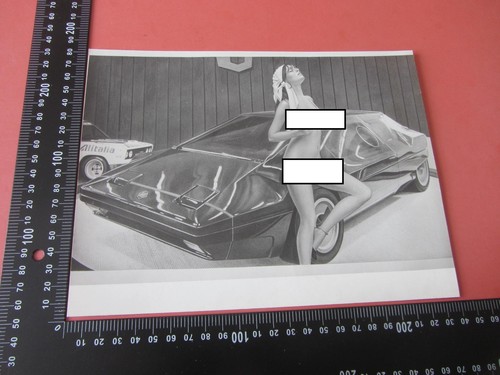 Automobile con ragazza nuda - con,