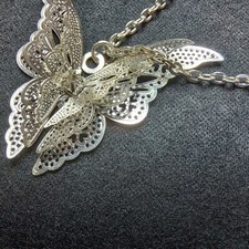 Catenina con farfalla 3D in acciaio lavorato