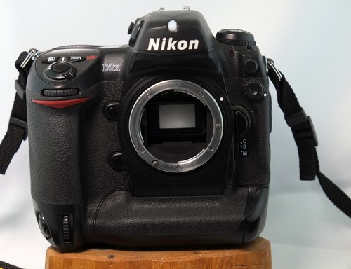 Nikon d2x solo - corpo, con