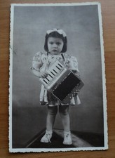 VECCHIA FOTO CARTOLINA BAMBINA CON FISARMONICA NON VIAGGIATA -