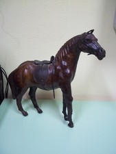 Modello di vecchio cavallo in legno e pelle