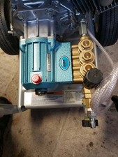 Pompa a stantuffo triplex per