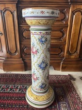Colonna decorata in ceramica