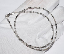 Collana con pietre preziose in