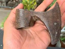 Antica testa d'ascia in ferro