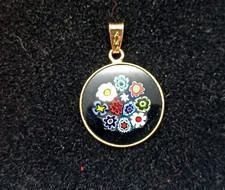 CIONDOLO CON PROFILO IN METALLO DORATO E DISCO IN VETRO MURRINA -