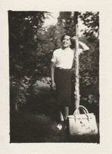B1 - Foto Photo Fotografia Anni 40 - Donna con grande borsa