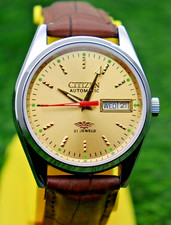 Orologio con quadrante dorato