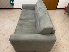 divano letto, colore grigio chiaro. Tre posti a sedere. Materiale in acantara. 