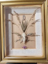 quadro in teca 3D con teschio animale, fiori secchi e pietra preziosa - regalo