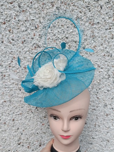 Fascinator turchese con fiore