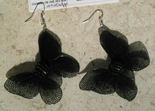 Orecchini farfalle oblique,pizzo nero,corpino in perline nere e oro, "Brigitte"