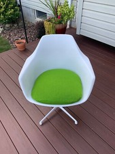 SEDIA VINTAGE BIANCA BURKE FIBRA DI VETRO GUSCIO ELICA GIREVOLE TULIPANO DESIGN SAARINEN