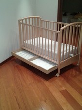 Lettino in legno naturale