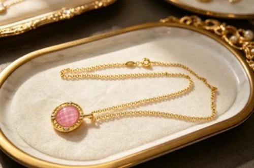 Collana con ciondolo - , in
