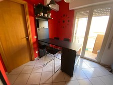 Esclusivo Tavolo Penisola con TV Integrata e Sgabelli - Condizioni Eccellenti