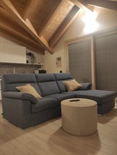 divano tre posti con penisola reversibile in tessuto antimacchia sfoderabile