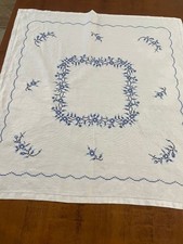 TOVAGLIETTA VINTAGE DA TEA in LINO BIANCO ricamata a mano a PUNTO CROCE