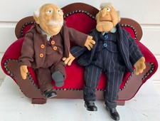 Die Muppet Show Waldorf & Statler mit Sofa Samt Couch Deko Sammlerstück