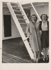 B5 - Foto Photo Fotografia anni 60 - Coppia Donne Scale Cappotto