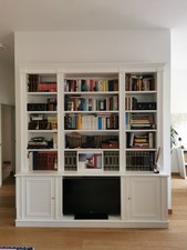 Libreria in stile classico-contemporaneo in legno laccato avorio