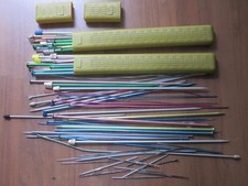 Lotto di FERRI per UNCINETTO lavori maglia Aghi calza metallo plastica lavorare