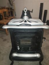 Stufa a legna in ghisa usata, rimessa a nuovo con tubi.