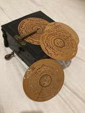 ORGANO ORGAN ANTIQUE ORGANETTO A MANOVELLA FUNZIONANTE CON 4 DISCHI DIVERSI