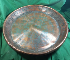 Antico e grande tegame in rame