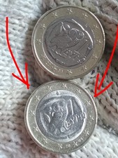 Moneta da 1€ Grecia 2004 con superficie ruvida e immagine sfocata